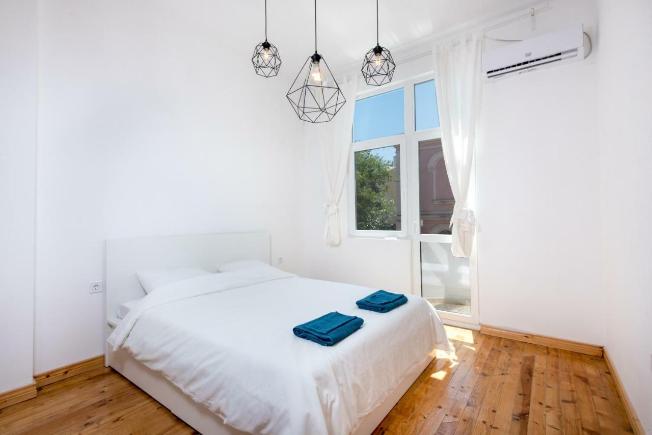 The White Apartment - Bogoridi Main Street Burgas Exterior photo